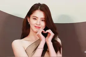 第56届百想艺术大奖：孙艺珍、韩素希、IU性感现身红地毯图片