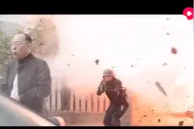 吴京在特种部队待两年，花钱找不到群演，刚开拍就危机四伏图片