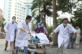 惊心动魄！男子高处坠落钢筋穿透身体 医护人员展开生死营救图片