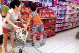 7岁儿子用手推车撞孕妇，妈妈却无所谓，孕妇老公的做法超解气图片