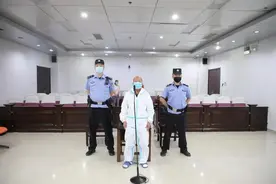 包头一男子喝了点酒后从6楼窗户又是放炮，又是扔花瓶，被判有期徒刑6个月，罚2000元图片