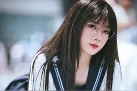 漫展JK少女正式回应：没注意到身后的摄影师，且自己有穿运动短裤图片