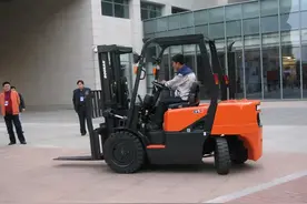 叉车司机拿多少工资合适？听听叉车老板怎么说图片