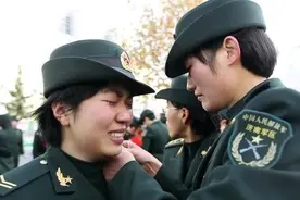 阅兵仪式背后的心酸，女兵想上厕所要怎么办，为了国家的荣誉……图片