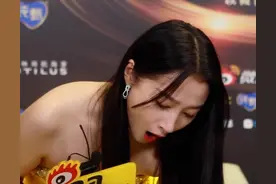 女明星太难！关晓彤高定裙脏了要赔钱，吴宣仪裙摆湿了吓出表情包图片