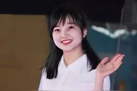 林妙可还是太年轻，穿拼接连衣裙显胖没美感，160身高成硬伤图片