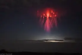 从50公里高空延伸至80公里，美国天空现50公里宽红光，它是什么？图片