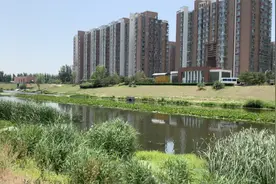 小区和学校公园隔河相望，居民过河犯了难.....图片