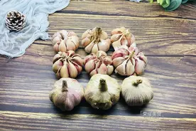 趁大蒜价格低，多买点屯在家里，不怕发芽干瘪，只因我有保存妙招图片