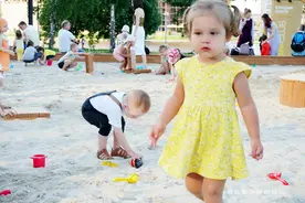 俄罗斯超可爱萌娃：一个个白得发光完全晒不黑，我酸了图片