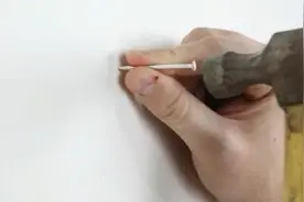 不要在墙上钻孔了！新式“液体钉”比电焊还结实，不伤墙面还美观图片