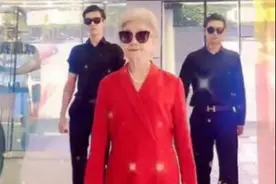 “红裙奶奶”火了，衣着时尚气场强大，1米9孙子成“绿叶”图片