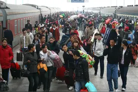 农民工这样的举动，感动了周围，他们是善良的化身图片
