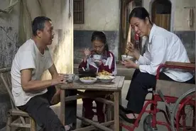 传承孝道美德，养女照顾瘫痪父母放弃优渥生活，养恩大于生恩图片