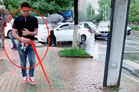 老爸带娃躲雨照一夜走红，只是怀里儿子的表情，有点无奈啊图片