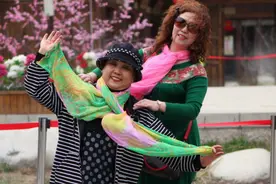 中国大妈手上挥舞的丝巾，成功解锁了法国老太太的优雅，值得学习图片