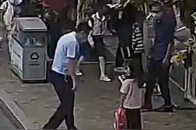 “警察叔叔，你能帮我扎一下头发吗？”图片