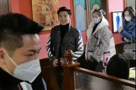 郑恺陪苗苗回娘家尽显甜蜜！女方产后状态佳，获众人簇拥排场十足图片