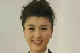 闫学晶军装图片