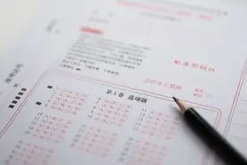 河南一高考女生撕毁同考场2人答题卡 依规将取消其全科成绩 部分学生延时答题图片