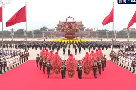 独家视频丨习近平等党和国家领导人向人民英雄敬献花篮图片