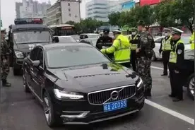 刚刚！阜阳国贸路口，特警、武警、交警出动！破窗现场曝光图片