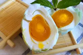 自制咸鸭蛋，只需2样调料，10天就成熟，半月蛋黄起沙出油，真香图片