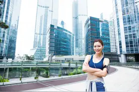 小说：我请校花同桌吃饭，刚刚走出食堂，不想她却叫住了我？图片