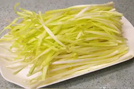 韭黄和蒜黄这两种菜都是“见不得光”的，很多人都区分不清图片