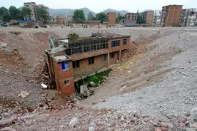 钉子户死守“阵地”数年，结局大都悲催，网友：解气，不值得同情图片