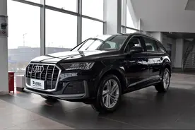 进口豪华品牌SUV，5米车长旗舰级的气势，带你看奥迪Q7图片