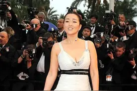 55岁巩俐与老公素颜逛街，模样不敢让人认，比大17岁的老公都显老图片