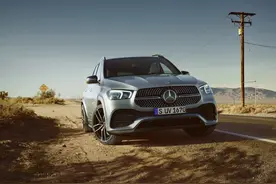 新车 | 约合人民币55.8万元起售，新款奔驰GLE发布，宝马X5老对手图片