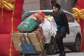 奶奶捡废品养大独臂女弃婴，女孩一边读研究生一边捡废品伺候奶奶图片