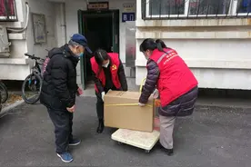 日行10000步，连续跑腿47天！他们甘当居民“万能跑腿员”图片