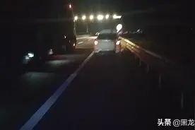 轿车突然断电无法行驶，交警助其做好安全应急防护措施，等待救援！图片