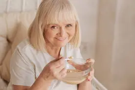 人的最长寿命，究竟能达到多少岁？医生：120岁，是这么算出来的图片