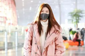 羽绒服别总选黑白灰！2021五大流行色，显白又气质，早穿早美图片