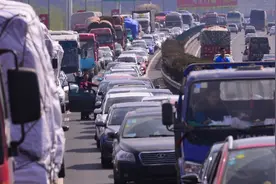 主路堵车20多辆车跟着头车走小路，结果绕了整座山：头车是回家的图片
