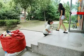 6岁因车祸失去双腿，母亲投井父亲离家，无腿姑娘靠双手实现梦想图片