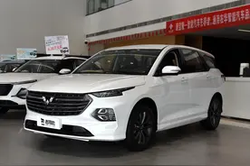 10万级车空间大到有独立座椅，自动挡更方便，带你看五菱凯捷图片