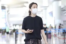 毛阿敏跑调风波后现身，素颜状态不似58岁，仅一个包包就2万图片