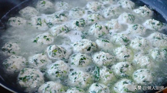天冷爱吃这道菜，教你马蹄猪肉丸子的做法，猪肉肥瘦选择有小窍门