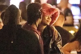 好开放！蕾哈娜与黑人男友当街热吻，不忌旁人眼光，男方羞涩捂脸图片