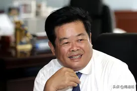 有这样的父母，难怪他能白手起家，逆袭挣下身家百亿，还捐款百亿图片