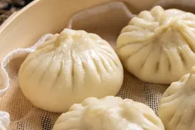 蒸包子时，切记不要直接上锅蒸！牢记3诀窍，包子蓬松暄软不塌陷图片