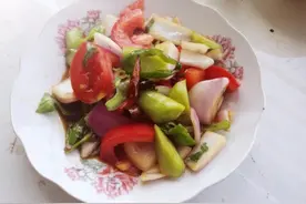 天热很 ，应季洋葱，黄瓜，西红柿，辣椒这样拌，不辣不呛，好吃图片