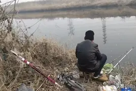 老大爷让女婿给买了根短节竿，钓了个稀罕物，好多人都不信图片