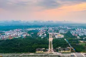 占地三千余亩，校园风景绝美，权威媒体聚焦，广西这所高校火了图片
