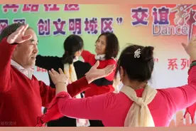 42岁阿姨自述：和三个男人跳交谊舞后，我才知交谊舞跳不得，怕了图片